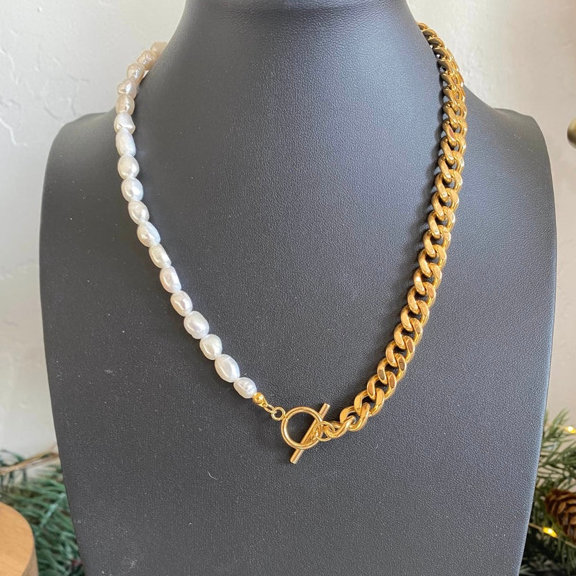 Mixed Modern Pearl and Chain Necklace